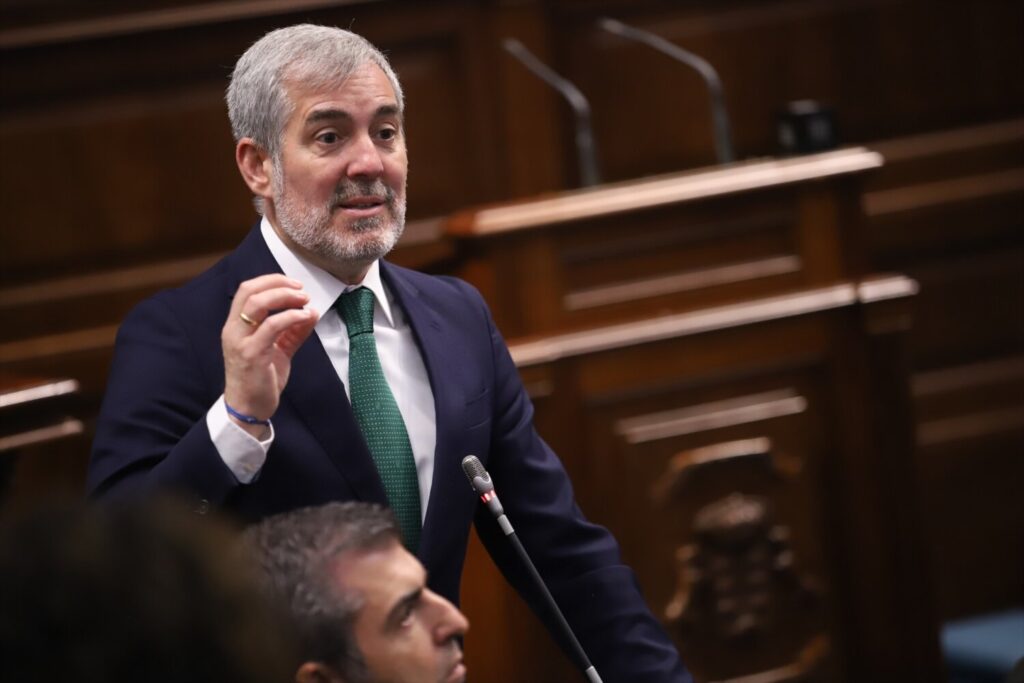 En la sesión de control al Gobierno, el presidente de Canarias, Fernando Clavijo, responde a los grupos parlamentarios