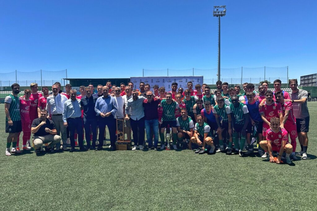 Imagen para el recuerdo de los dos equipos que disputaron el encuentro, Atlético Paso y CD Tenerife / Atlético Paso 