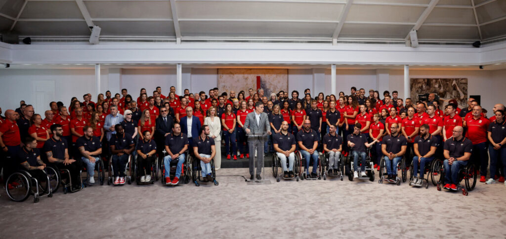 Foto de los deportistas de la delegación española que participará en los Juegos Olímpicos de París 2024 junto al presidente del Gobierno, Pedro Sánchez /23 de julio de 2024 /REUTERS/Juan Medina