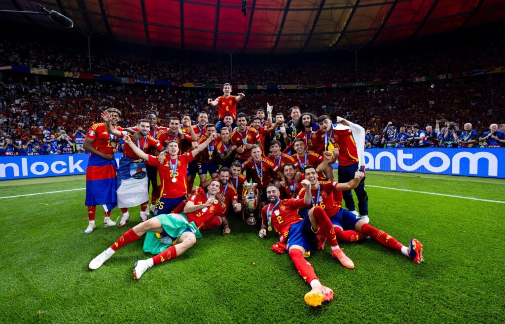 La foto de familia de la Selección Española junto a la afición con la Copa / Selección Española