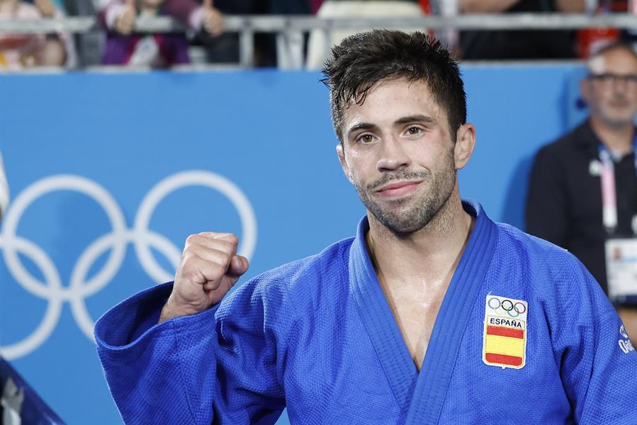 El judoca español Francisco Garrigos tras lograr la medalla de bronce al finalizar su combate de Judo -60 kg Masculino ante el georgiano Giorgi Sardalashvili, durante los Juegos Olímpicos de París 2024 este sábado, en la capital francesa. EFE/ Chema Moya