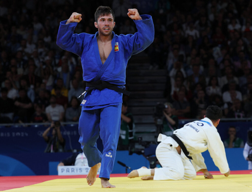 Juegos Olímpicos de París 2024 - Judo - Hombres -60 kg Concurso por la Medalla de Bronce B - Champ de Mars Arena, París, Francia - 27 de julio de 2024. Francisco Garrigos de España celebra después de ganar su combate contra Giorgi Sardalashvili de Georgia. REUTERS/Kim Kyung-Hoon