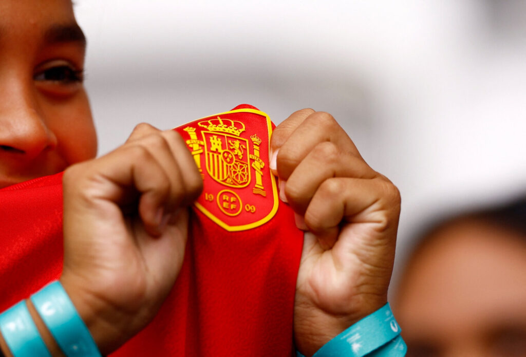 Fútbol - Grupo C de hombres - República Dominicana vs España - Estadio de Burdeos, Burdeos, Francia - 27 de julio de 2024. Un joven fan de España sostiene la insignia de su camiseta dentro del estadio antes del partido. REUTERS/Susana Vera