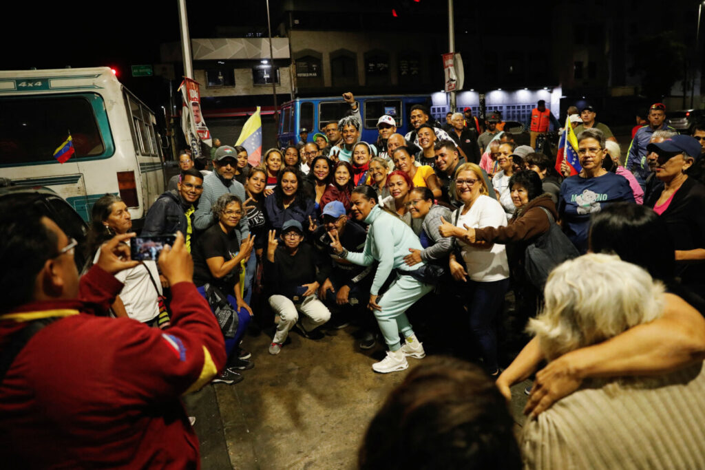 La gente posa para una fotografía el día en que los partidarios del gobierno hacen ruido con el sonido de una corneta del ejército para despertar a los residentes, una tradición desde los tiempos del fallecido presidente de Venezuela, Hugo Chávez, para alentar a la gente a levantarse y emitir sus votos en las elecciones presidenciales del país. Elecciones, en Caracas, Venezuela, 28 de julio de 2024. REUTERS/Leonardo Fernández Viloria