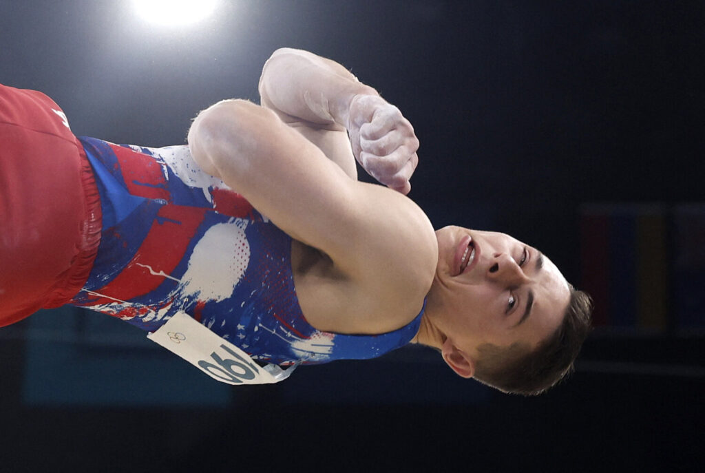  Gimnasia artística - Calificación masculina - Subdivisión 1 - 27 julio 2024. Paul Juda de Estados Unidos en acción en el suelo. REUTERS/Amanda Perobelli