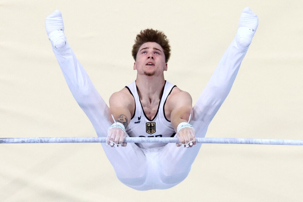 Gimnasia artística - Calificación masculina - Subdivisión 1 - 27 de julio de 2024. Pascal Brendel de Alemania en acción en la barra horizontal. REUTERS/Athit Perawongmetha