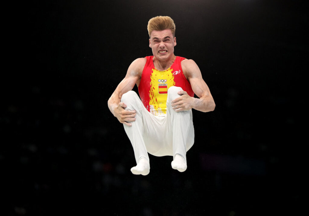 Juegos Olímpicos de París 2024 - Gimnasia artística - Clasificación masculina - Subdivisión 3 - Arena Bercy, París, Francia - 27 de julio de 2024. Joel Plata de España en acción en las barras paralelas. REUTERS/Mike Blake