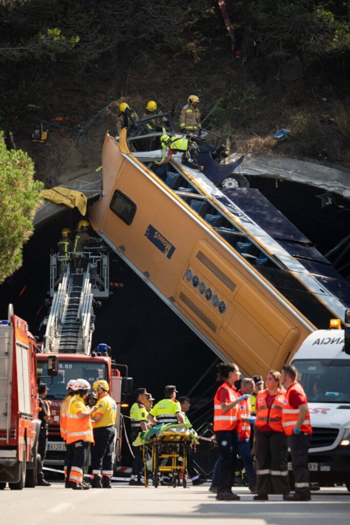 Momento en el que los equipos de emergencias actúan en el accidente de guagua de Barcelona / EFE 