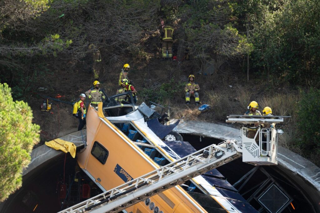 Estado en el que ha quedado la guagua atravesada en el túnel / EFE