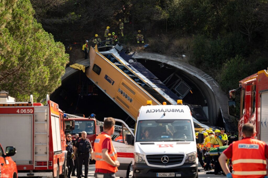 Accidente de guagua en la C-32 en Pineda de Mar (Barcelona) / EFE 