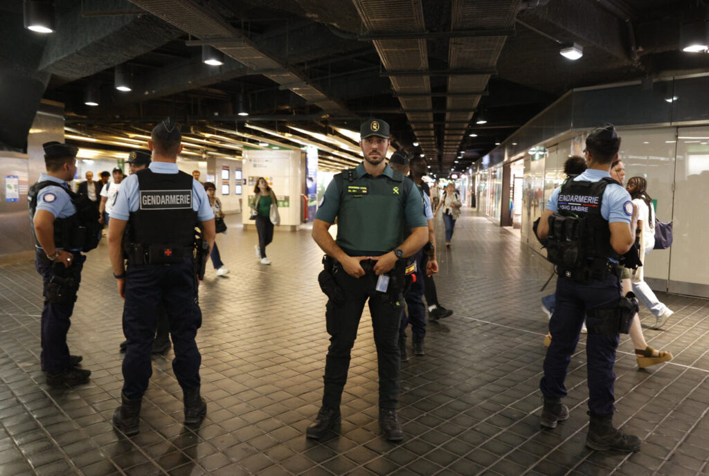 Agentes de la Guardia Civil están desplazados a París para colaborar en las labores de vigilancia durante los Juegos Olímpicos. En la imagen en controles de estación de tren /22 de julio 2024 / Reuters / Abdul Saboor