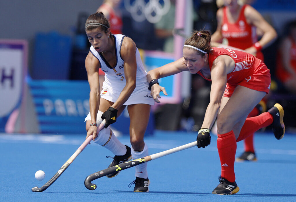 Juegos Olímpicos de París 2024 - Hockey - Grupo de mujeres B - Gran Bretaña vs España - Estadio Yves-du-Manoir, Colombes, Francia - 28 de julio de 2024. Amy Costello de Gran Bretaña en acción con Sara Barrios de España. REUTERS/Adnan Abidi