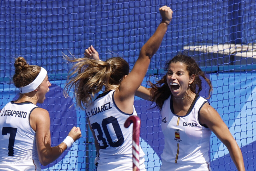 Hockey - Grupo de mujeres B - Gran Bretaña vs España - Estadio Yves-du-Manoir, Colombes, Francia - 28 de julio de 2024. Patricia Alvarez de España y Julia Strappato de España celebran su primer gol. REUTERS/Adnan Abidi