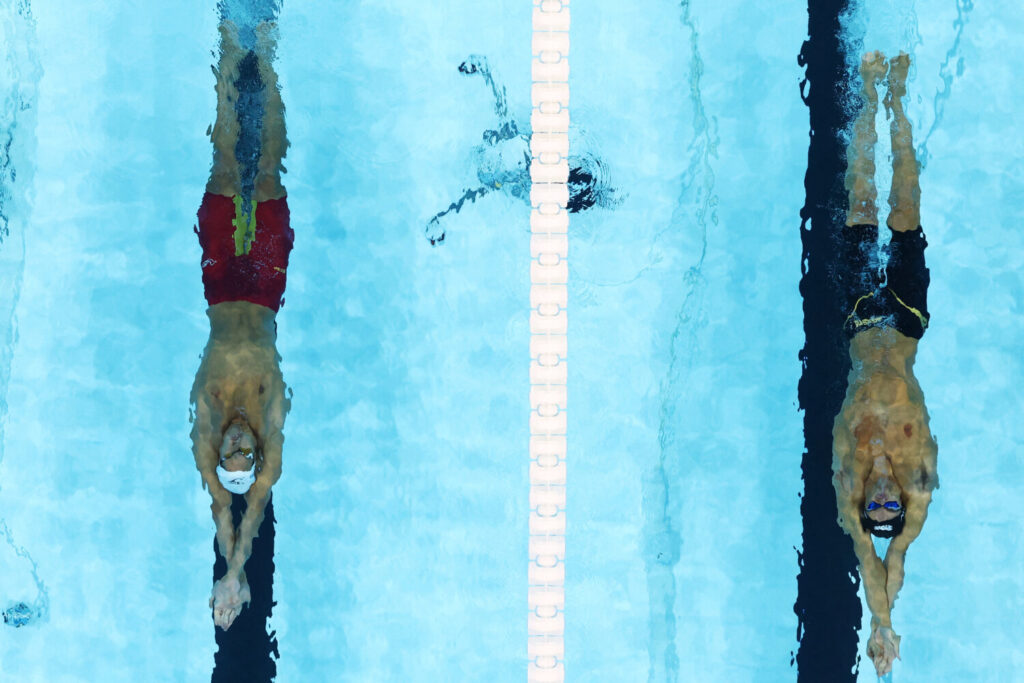 Juegos Olímpicos de París 2024 - Natación - 100m espalda masculina - Heats - Paris la Defense Arena, Nanterre, Francia - 28 de julio de 2024. Thomas Ceccon de Italia y Hugo González de España en acción. REUTERS/Marko Djurica