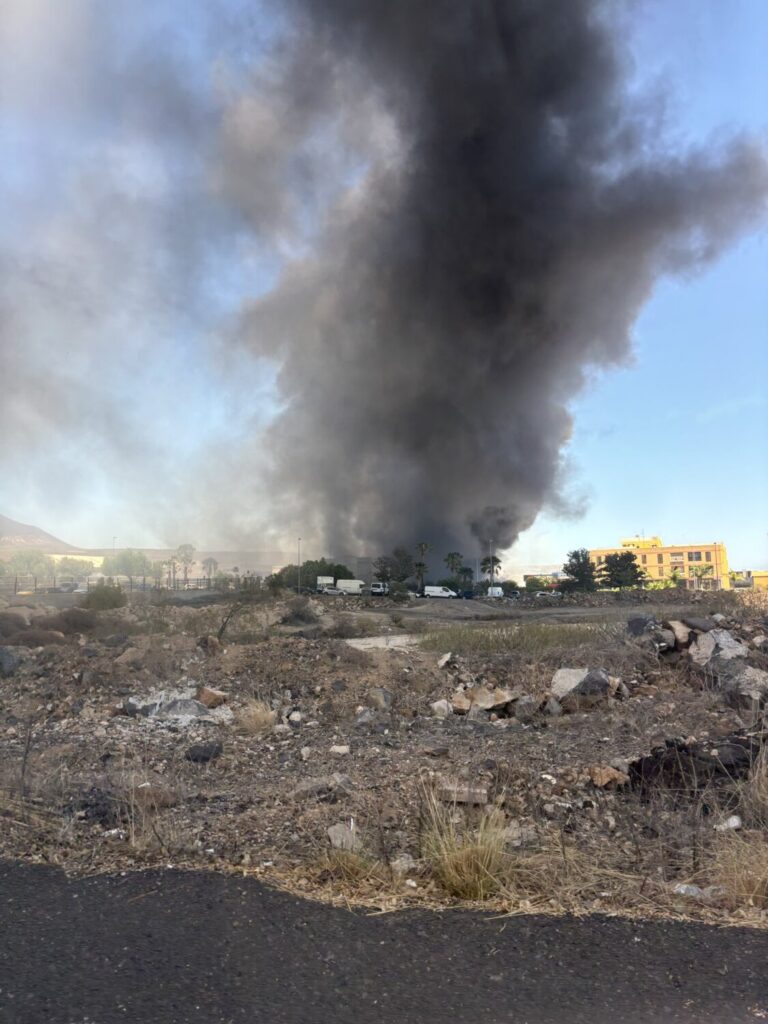 Incendio de una nave en Las Chafiras, en Tenerife