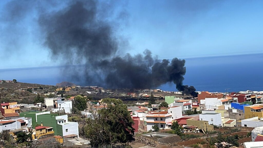 La intensa columna de humo negro es visible desde varios kilómetros 