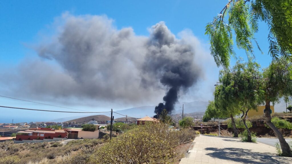 La columna de humo en la zona de El Tablero es visible desde una gran distancia  