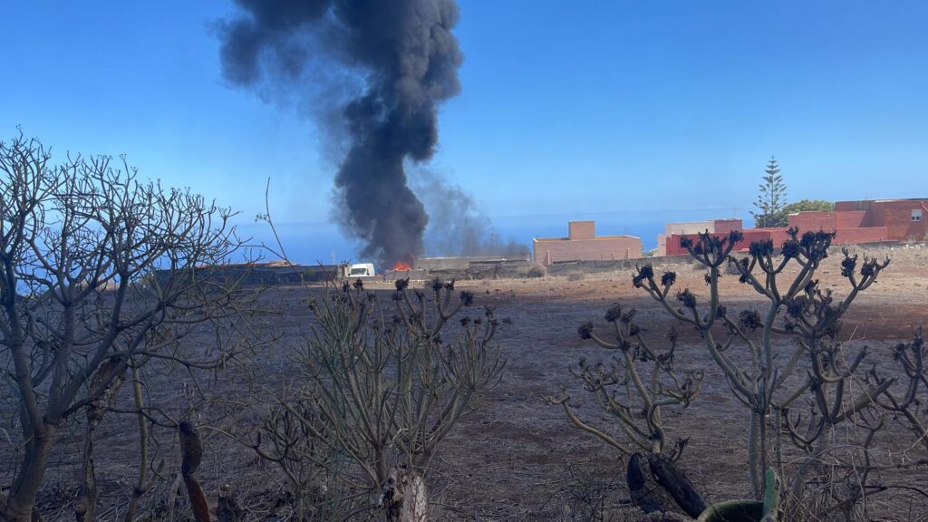 El incendio se encuentra en una zona próxima a viviendas en El Tablero (Tenerife)