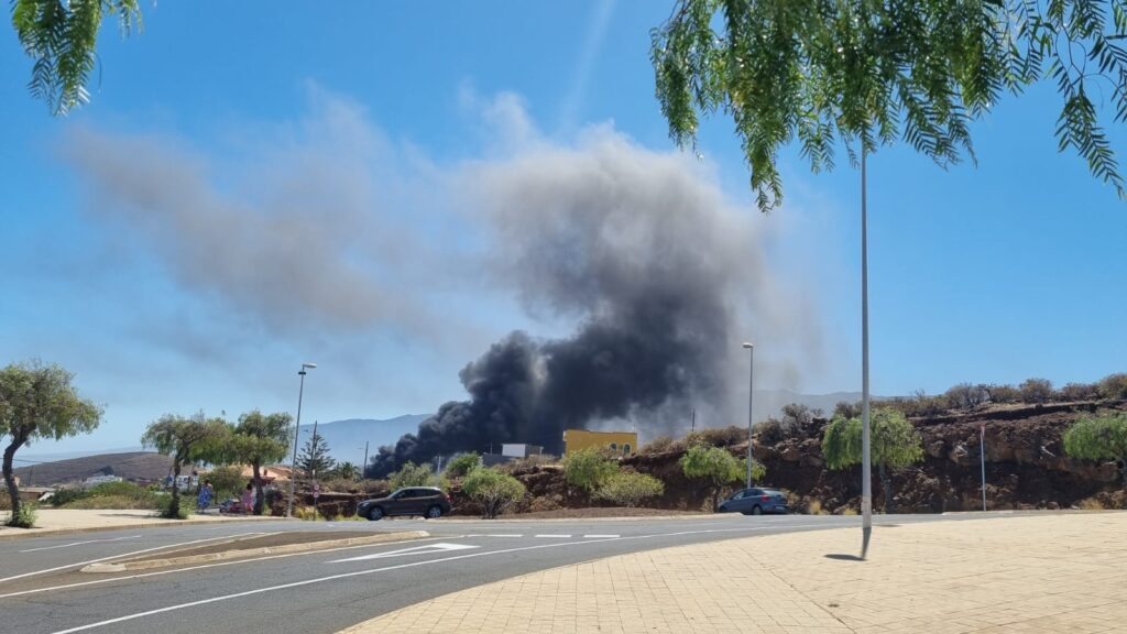 Una gran columna de humo negro es visible en la zona de El Tablero (Tenerife)