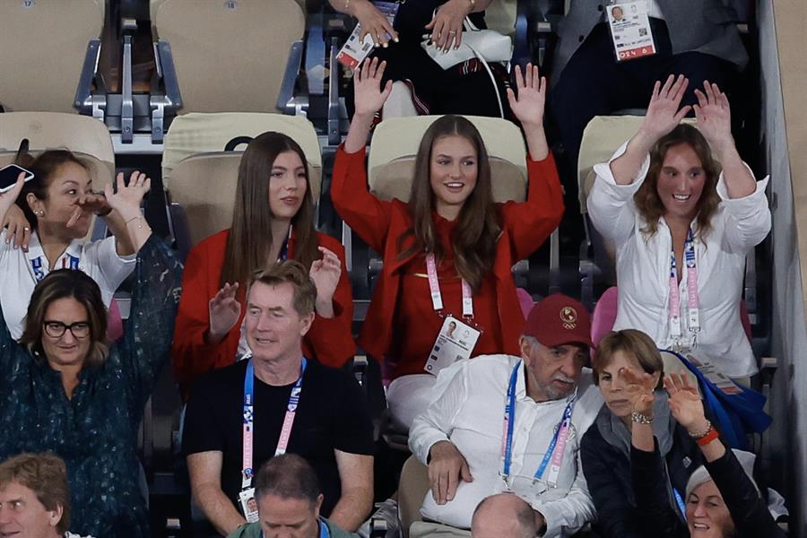 La princesa Leonor (2d-atrás) y la infanta Sofía (2i-atrás) asisten al partido de dobles entre los tenistas españoles Rafael Nadal y Carlos Alcaraz y los argentinos Máximo González y Andrés Molteni, correspondiente a la primera ronda de dobles masculino de tenis de los Juegos Olímpicos de París 2024 este sábado en la pista Phillipe Chatrier de París. EFE/ Juanjo Martín