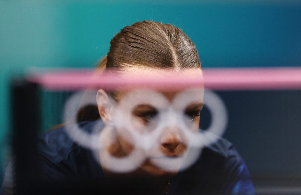 Juegos Olímpicos de París 2024 - Tenis de mesa - Dobles mixtos, octavos de final - South Paris Arena 4, París, Francia - 27 de julio de 2024. Sarah de Nutte de Luxemburgo en acción durante su partido de octavos de final contra Jieni Shao de Portugal. REUTERS/Kim Hong-Ji