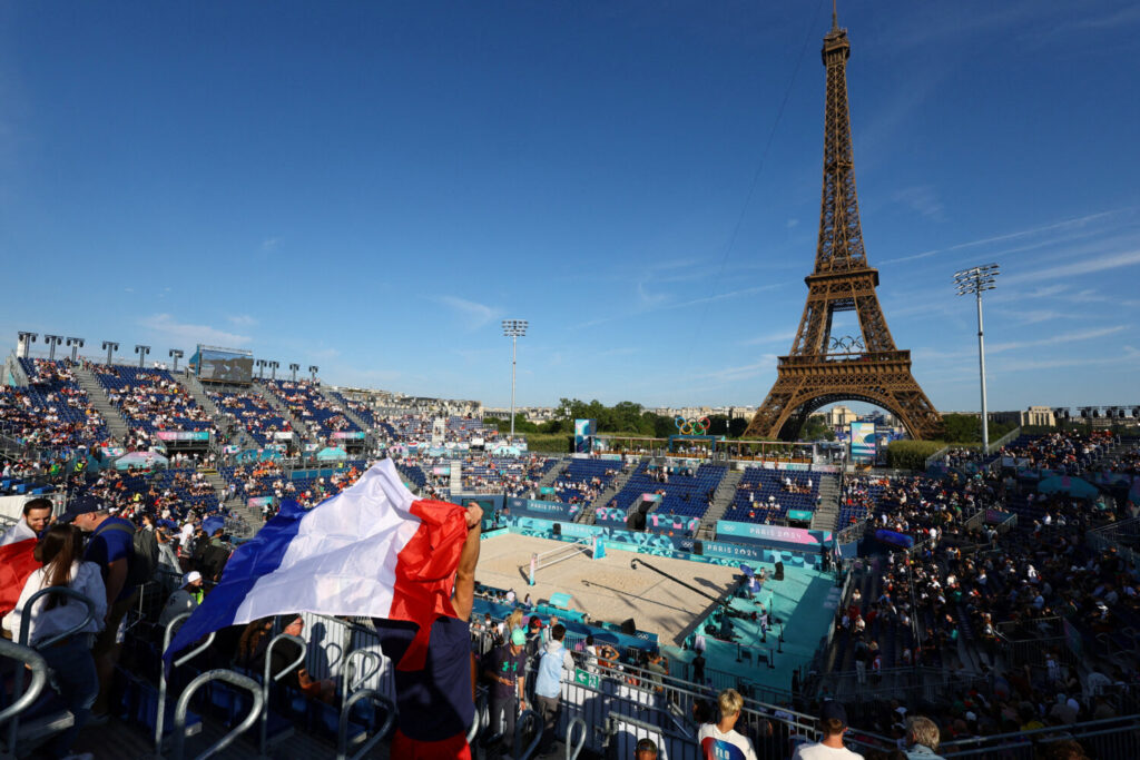 Juegos Olímpicos de París 2024 - Voleibol de playa - Fase preliminar femenina - Grupo A - Italia vs España (Gottardi/Menegatti vs Liliana/Paula) - Estadio de la Torre Eiffel, París, Francia - 28 de julio de 2024. Vista general del Estadio de la Torre Eiffel muestra a los espectadores en las graduadas con la bandera francesa antes del partido. REUTERS/Esa Alexander