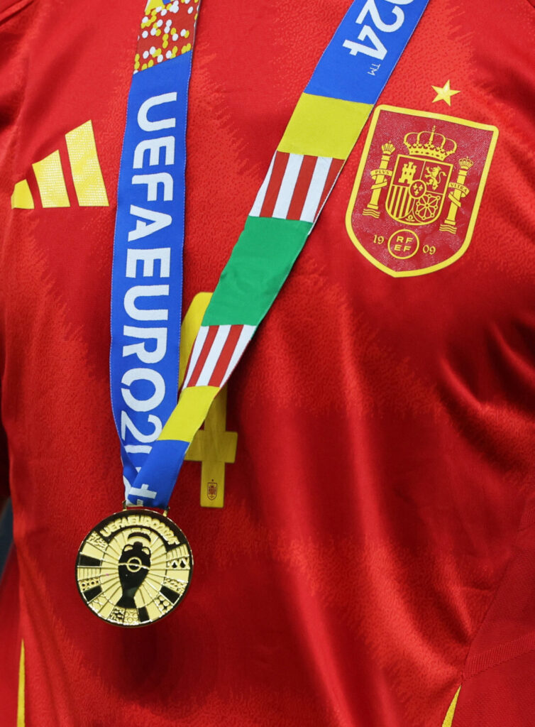 Detalle de la medalla que han recibido los jugadores de la Selección Española en la Eurocopa 2024 / Reuters