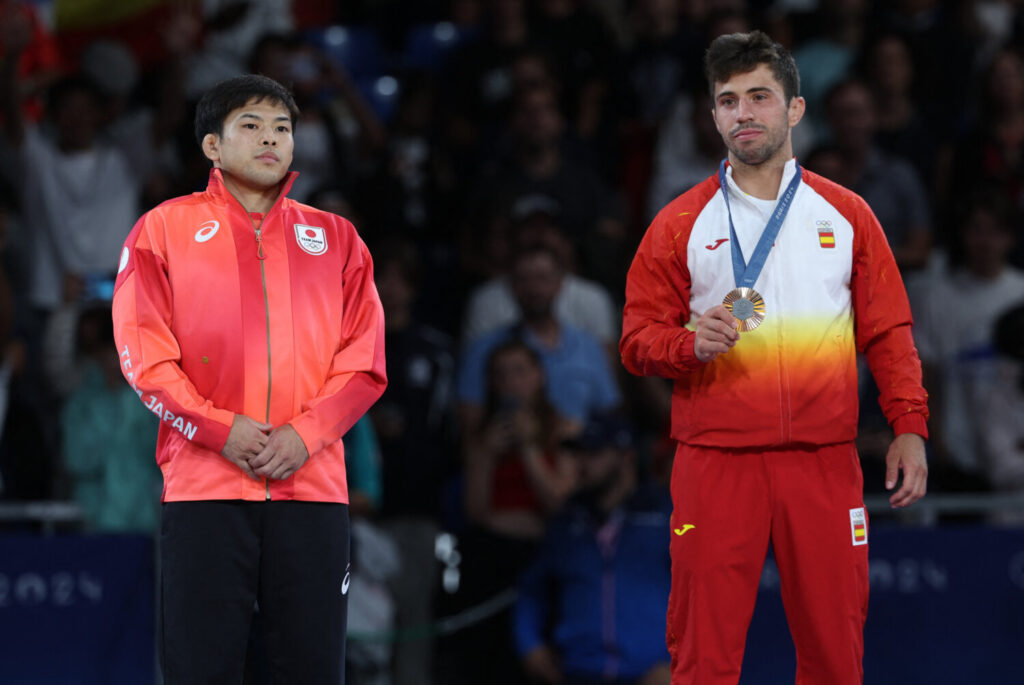 Juegos Olímpicos de París 2024 - Judo - Hombres -60 kg Ceremonia de Victoria - Champ-de-Mars Arena, París, Francia - 27 de julio de 2024. Los medallistas de bronce Ryuju Nagayama de Japón y Francisco Garrigos de España posan para hacer fotos en el podio REUTERS/Kim Kyung -Hoon