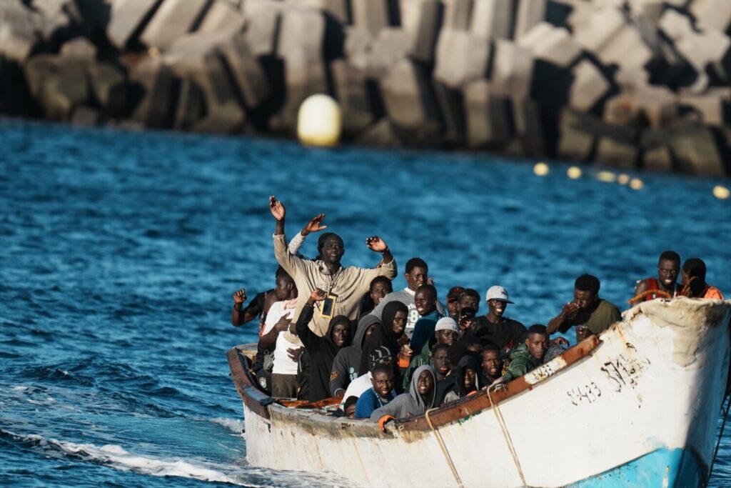 Migrantes llegando en un cayuco a La Restinga, en la isla de El Hierro - H.Bilbao / Europa Press (Foto de ARCHIVO)