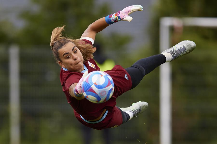 La portera de España Misa Rodríguez durante el entrenamiento de la Selección Española Femenina, este martes en el Stade L'Euraudiere de Nantes, para preparar su participación en los Juegos Olímpicos de París. EFE/RFEF/David_Aliaga