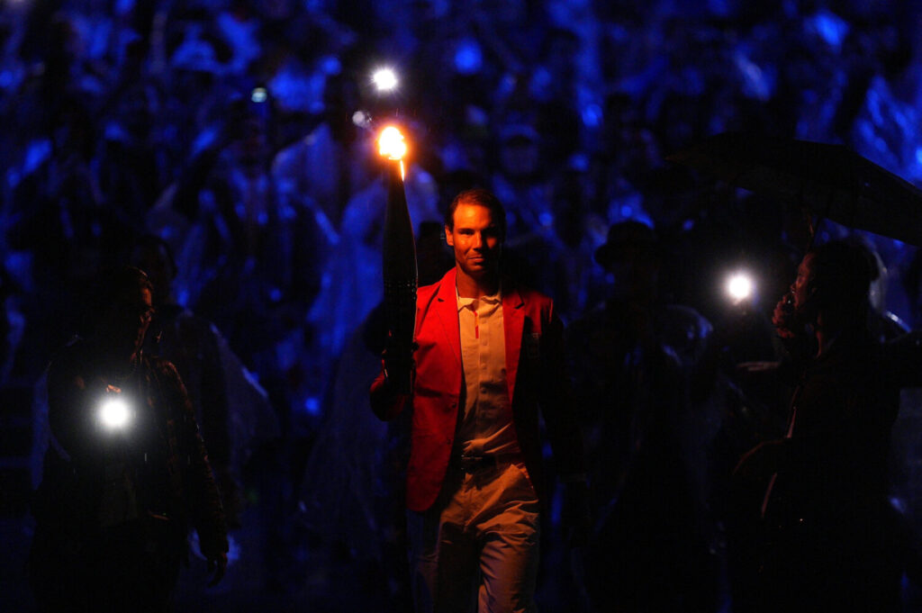 El portador de la antorcha Rafael Nadal de España asiste a la ceremonia de apertura de los Juegos Olímpicos de París 2024. Xu Chang/Pool vía REUTERS