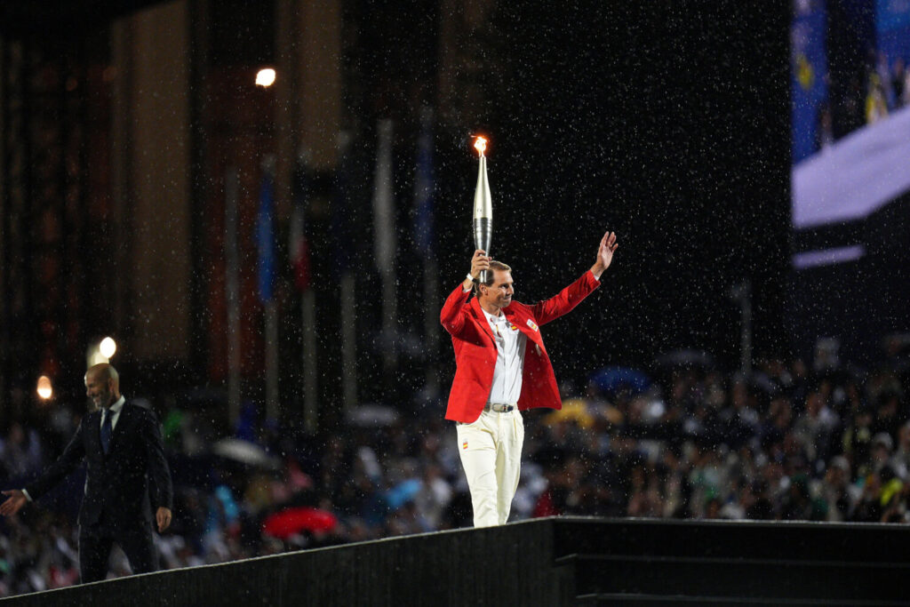 Rafael Nadal lleva la llama olímpica durante la ceremonia de apertura de los Juegos Olímpicos / Xu Chang/Pool vía REUTERS