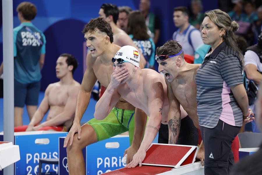 PARÍS, 27/07/2024.- El nadador Luis Domínguez (c), junto a sus compañerosSergi de Celis (i) y César Castro (2d), del equipo de 4x100m relevos estilo libre masculinos, durante su serie de los Juegos Olímpicos París 2024, este sábado, en París, Francia. EFE/Lavandeira Jr.