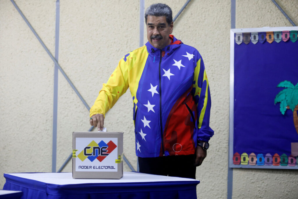 Nicolás Maduro depositando su voto en la jornada electoral de este 28 de julio de 2024 / Reuters