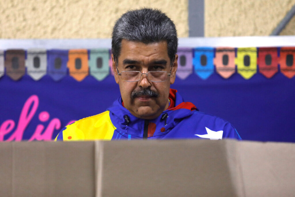 El presidente venezolano, Nicolás Maduro, observa mientras vota durante las elecciones presidenciales en Caracas, Venezuela, el 28 de julio de 2024. REUTERS/Fausto Torrealba