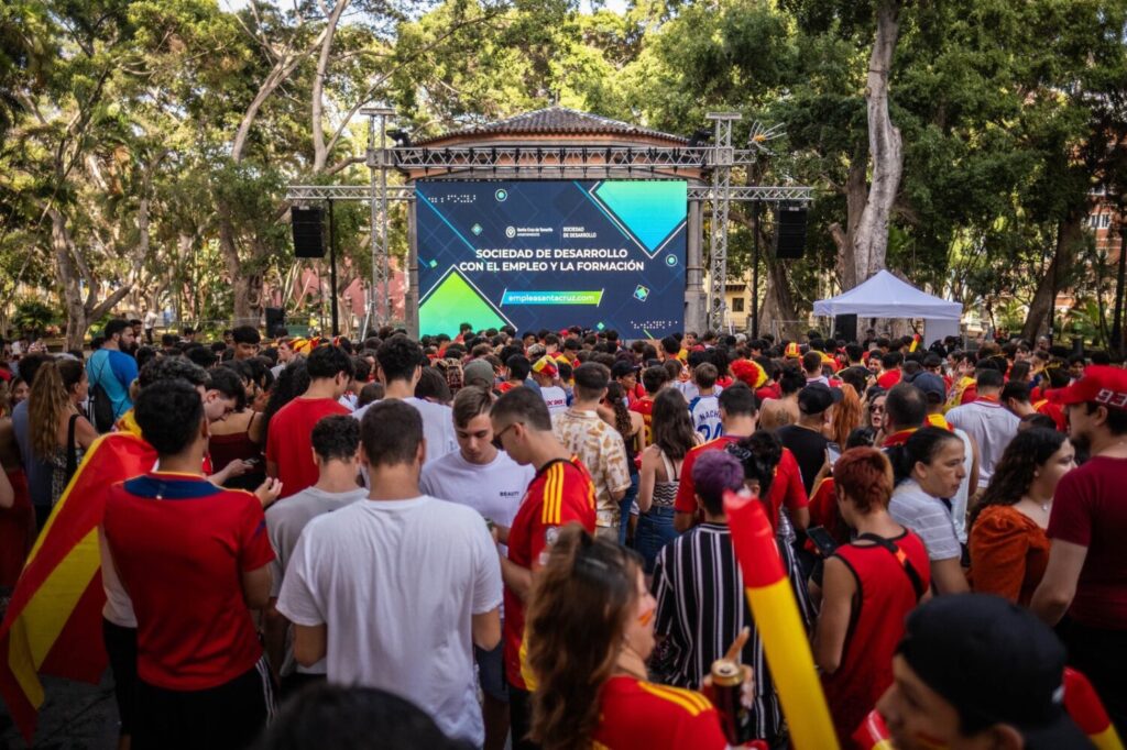 Ambiente en la Plaza del Principe de Santa Cruz de Tenerife para ver la final de la Eurocopa 2024 / Sociedad de Desarrollo