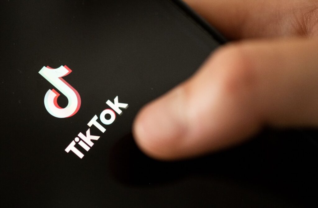 Una persona entra en la app Tik Tok en el móvil / Archivo / Europa Press