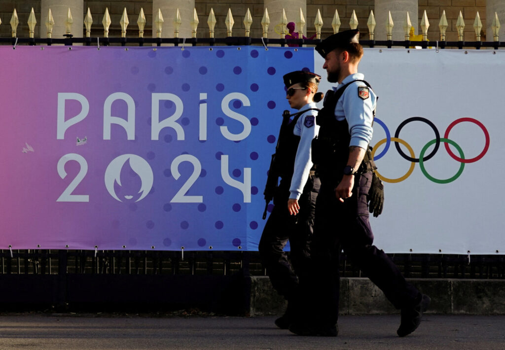 FGendarmes franceses patrullan una calle cerca de un cartel que anuncia los Juegos de París 2024 / 28 de junio de 2024 / REUTERS / Pawel Kopczynski