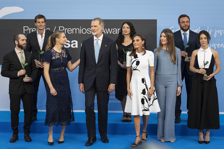 La familia Real acompañados por los galardonados en los Premios Princesa de Girona 2024 hoy miércoles en Lloret de Mar. EFE/David Borrat.