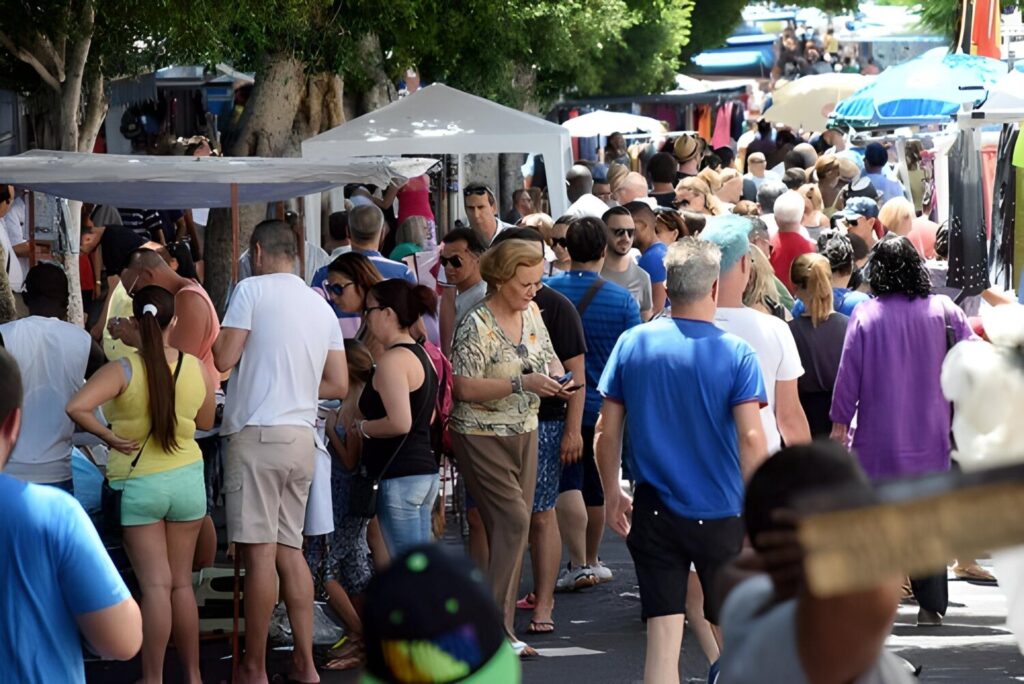 Cada domingo despliegan allí sus puestos más de 400 personas y este domingo un equipo de los informativos de Televisión Canaria ha estado en el lugar