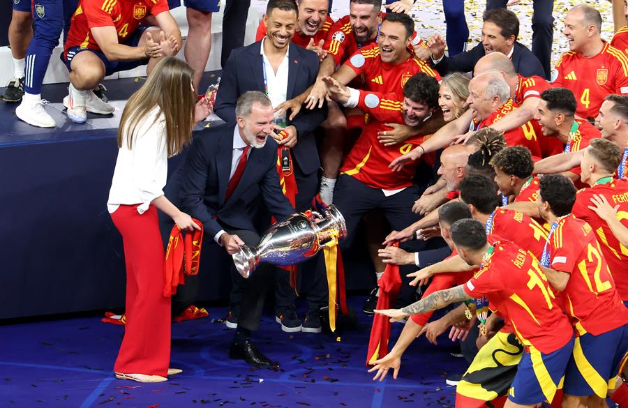 Felipe VI celebra con el equipo el triunfo de la Selección y ofrece la Copa al equipo / EFE