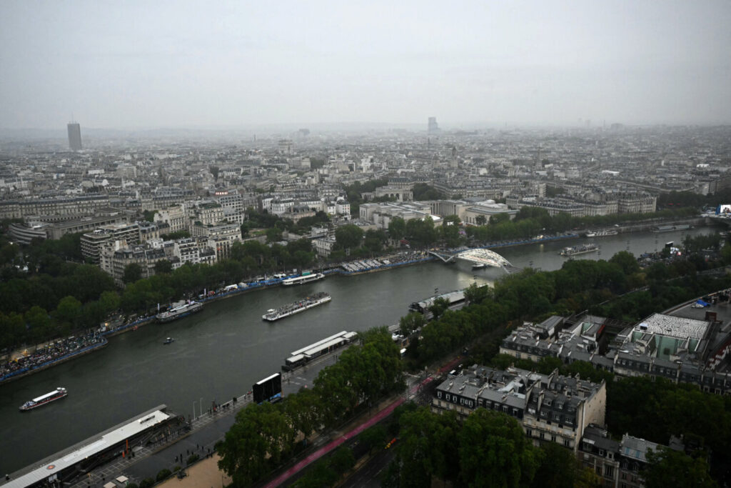 Imagen aérea del río Sena que atraviesa París durante la inauguración de los Juegos Olímpicos 2024 / Reuters