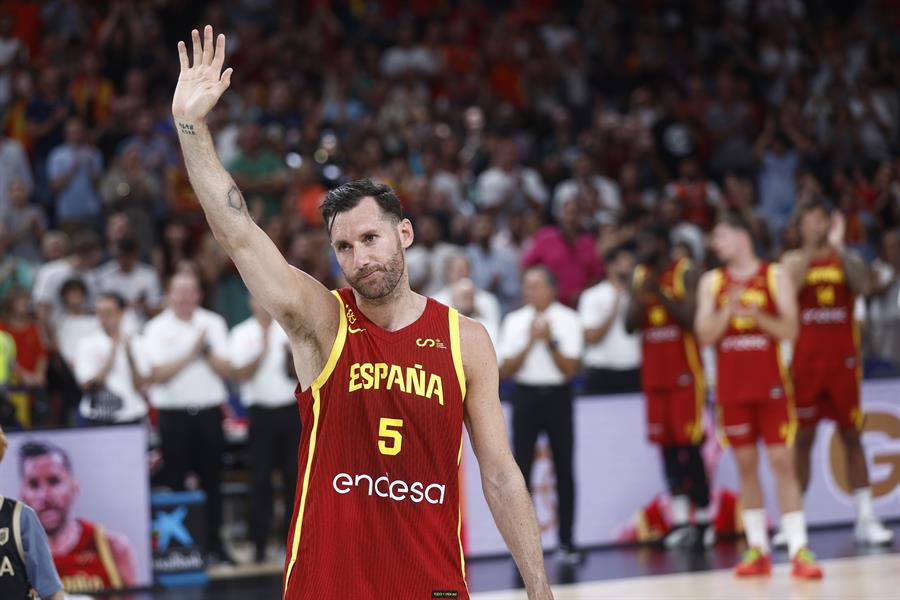 El alero de la selección española Rudy Fernánez durante el homenaje que ha recibido a la finalización del partido amistoso que han disputado hoy martes frente a Puerto Rico previo a los Juegos Olímpicos París 2024 en el Wizink Center en Madrid. EFE/Rodrigo Jiménez