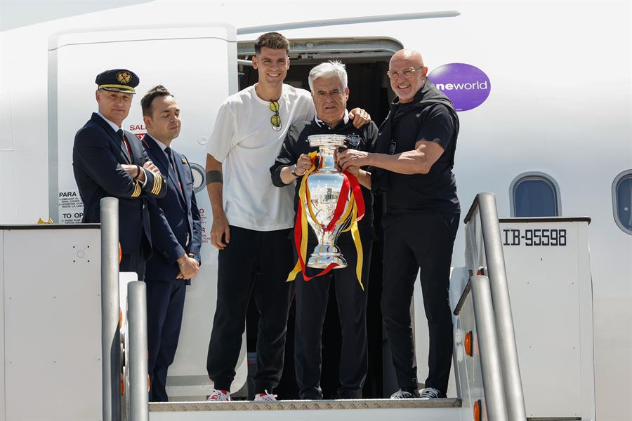 El presidente de la selección española, Pedro Rocha (c), junto al seleccionador, Luis de la Fuente (d), y el capitán, Álvaro Morata (3d), a su llegada al aeropuerto Adolfo Suárez Madrid-Barajas, este viernes en Madrid, tras haberse proclamado campeones de la Eurocopa al vencer ayer en la final a Inglaterra. EFE/ Chema Moya