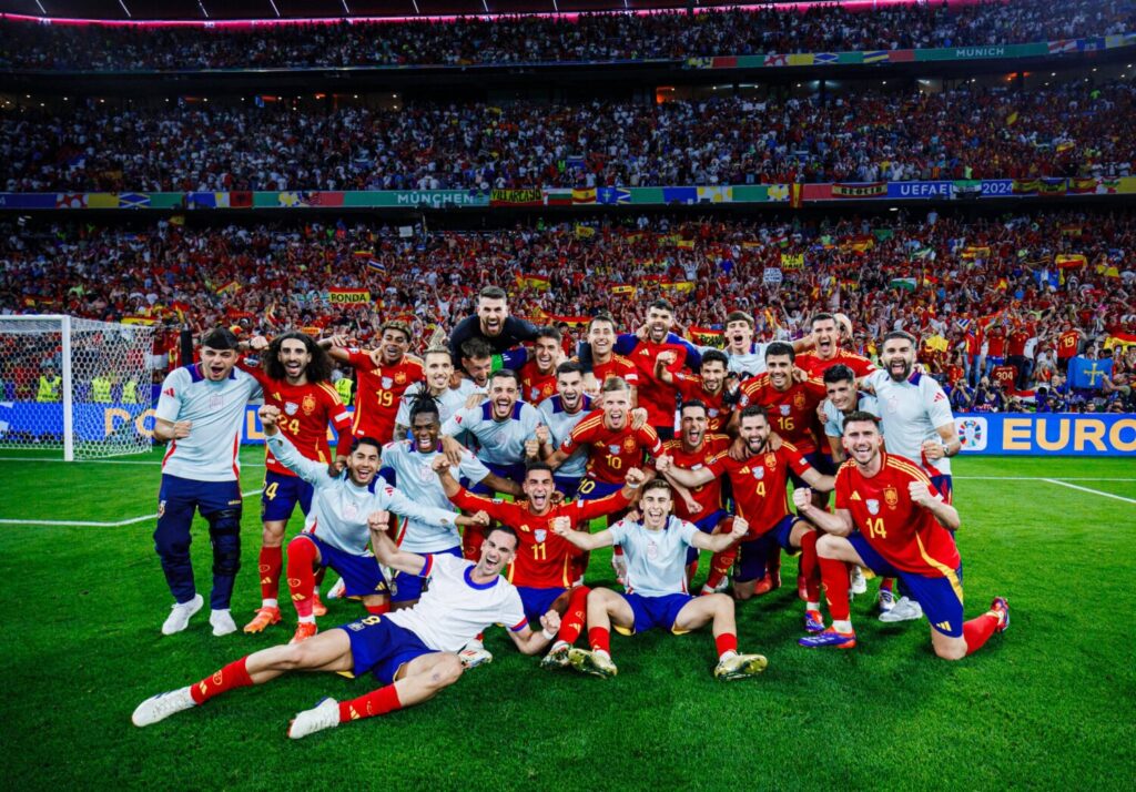 La selección española celebra junto a la afición el pase a la final de la Eurocopa 2024