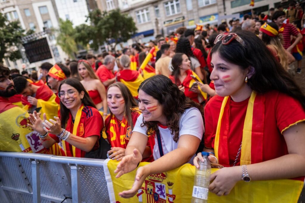 Ambiente en la Plaza del Principe de Santa Cruz de Tenerife para ver la final de la Eurocopa 2024 / Sociedad de Desarrollo