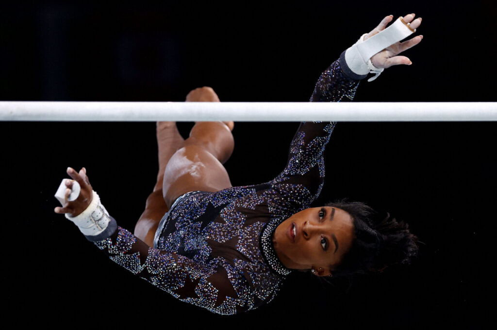 Juegos Olímpicos de París 2024 - Gimnasia artística - Calificación de mujeres - Subdivisión 2 - Bercy Arena, París, Francia - 28 de julio de 2024. Simone Biles de Estados Unidos en acción en las barras desiguales. REUTERS/Hannah Mckay