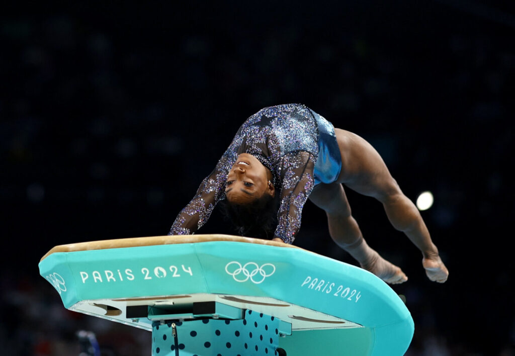 Juegos Olímpicos de París 2024 - Gimnasia artística - Calificación de mujeres - Subdivisión 2 - Bercy Arena, París, Francia - 28 de julio de 2024. Simone Biles de Estados Unidos en acción en la Bóveda. REUTERS/Hannah Mckay