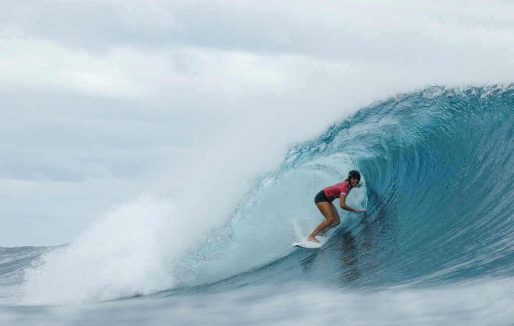 Juegos Olímpicos de París 2024 - Surf - Ronda de Mujeres 1 - Heat 7 - Teahupo'o, Tahití, Polinesia Francesa - 27 de julio de 2024. Nadia Erostarbe de España monta una ola. Ben Thouard/Pool vía REUTERS