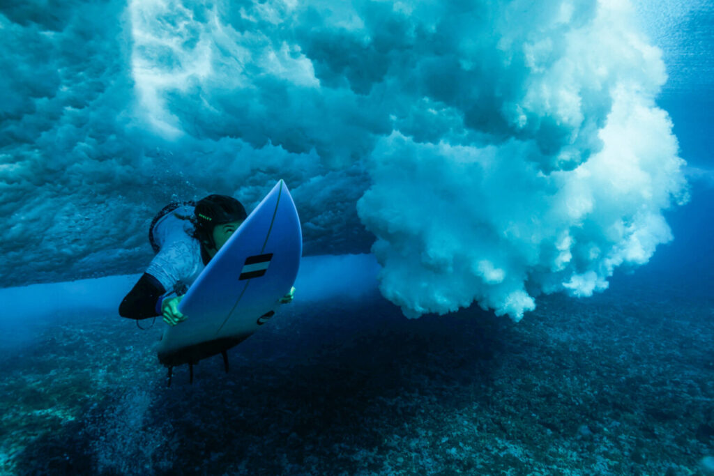  Surf - Entrenamiento - Teahupo'o, Tahití, Polinesia Francesa - 26 de julio de 2024. Johanne Defay de Francia durante el entrenamiento. Ben Thouard/Pool vía REUTERS